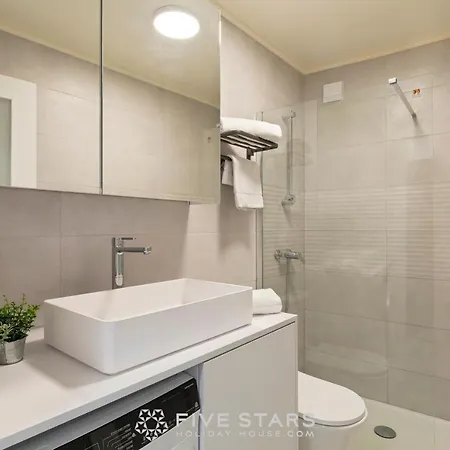 Mini Moon Light Five Stars Holiday House Nice